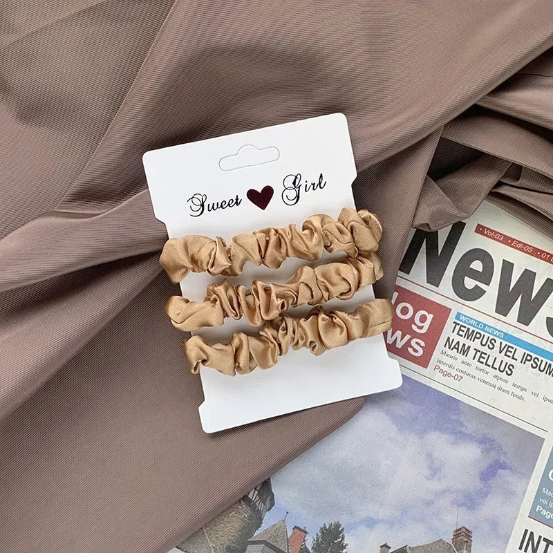 Couleur caramel de jolis chouchous en satin chic pour femme