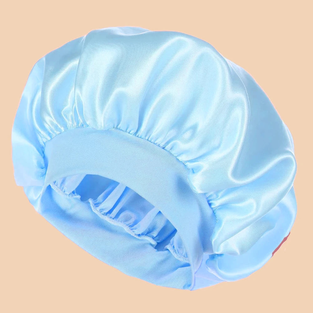 Bonnet en satin bleu douce aura