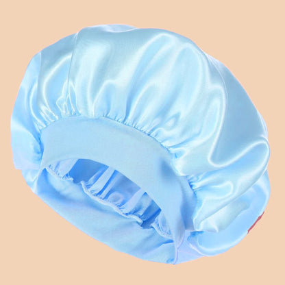 Bonnet en satin bleu douce aura